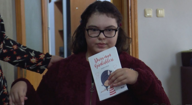 Serebral palsi hastası 15 yaşındaki Duru tek elle kitap yazdı